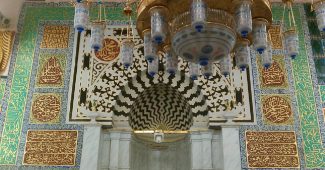 menghias masjid dengan kaligrafi