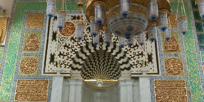 menghias masjid dengan kaligrafi
