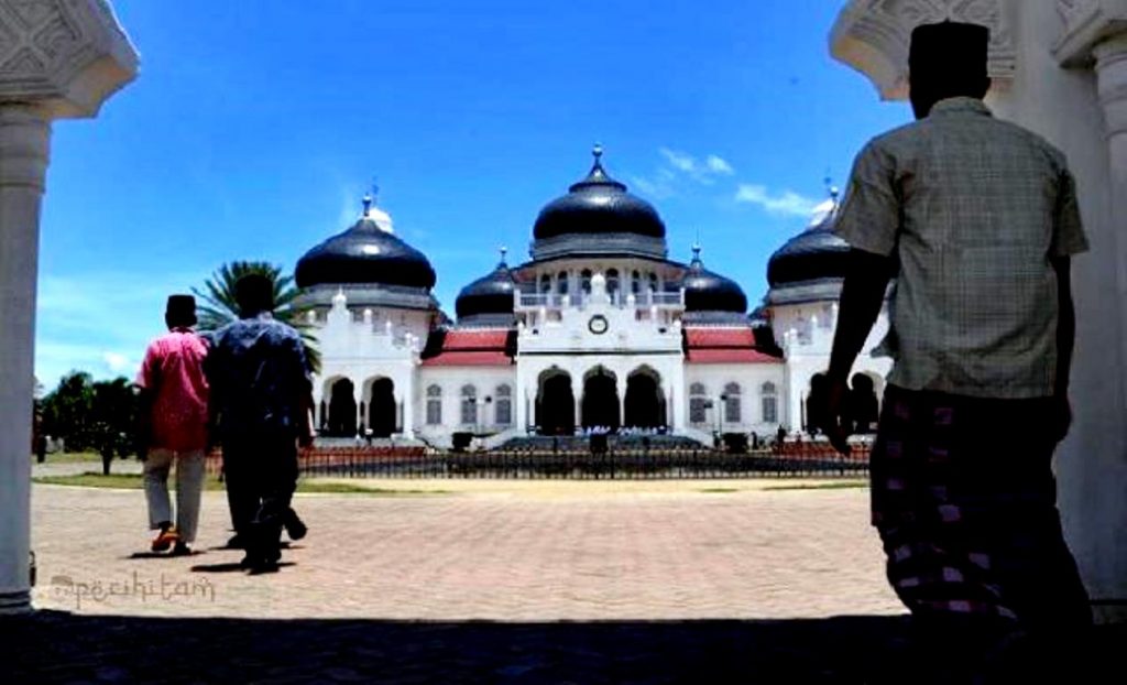 Doa Masuk dan Keluar Masjid Beserta Teks Lain dan Artinya - Pecihitam.org