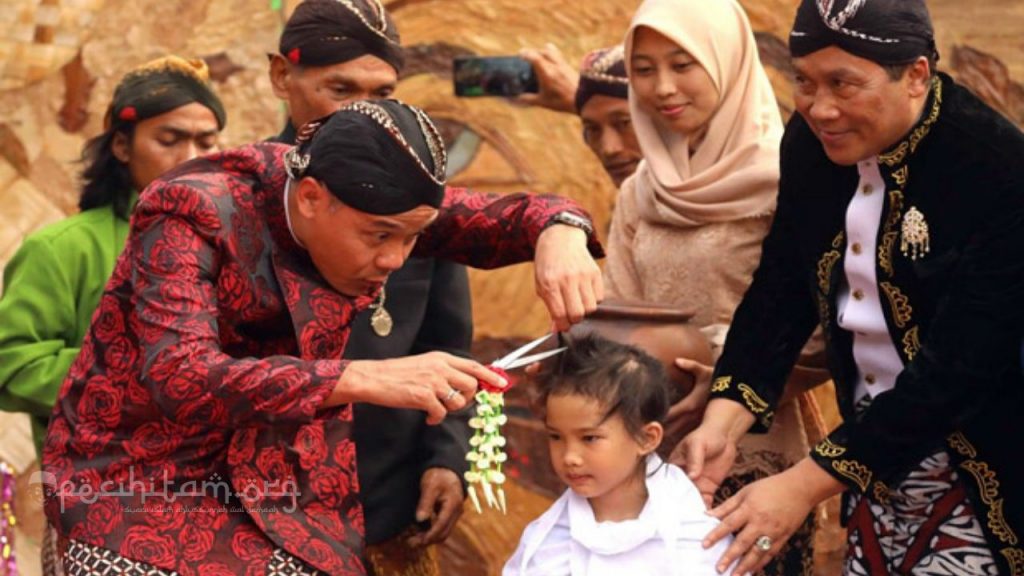  Mitos  dan Budaya dalam Tradisi Potong  Rambut  Gimbal di 