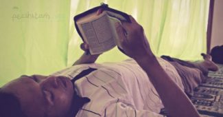 Membaca Al-Qur'an Sambil Berbaring