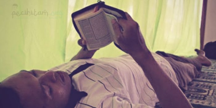 Membaca Al-Qur'an Sambil Berbaring