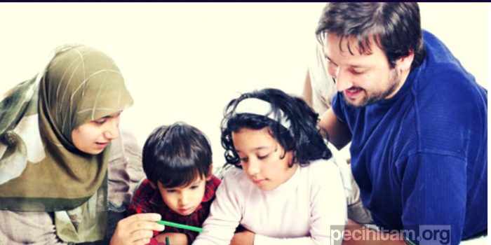 Membekali Diri Dengan Ilmu Adalah Kewajiban Orang Tua dalam Mendidik Anak