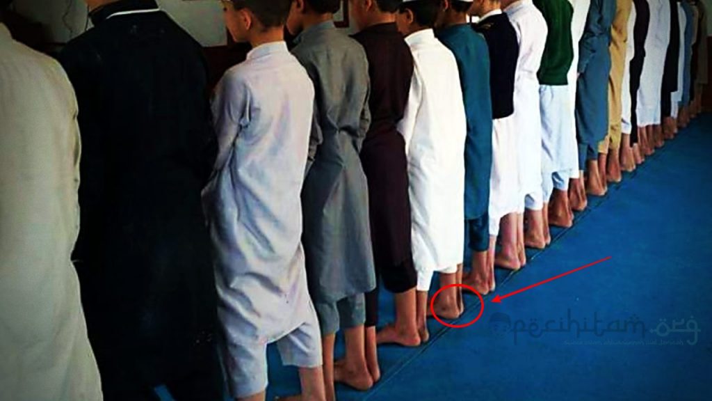 Menempelkan Kaki Saat Sholat Berjamaah Tidaklah Wajib, Ini