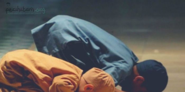 Mengajarkan Shalat kepada Anak dan Mengajaknya Berjamaah di Masjid