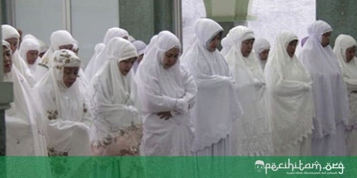 Begini Posisi Imam Perempuan dalam Sholat yang Paling Afdhol